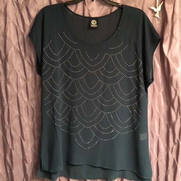 Free flowing top with pretty sparkle design - Picture 1 of 6